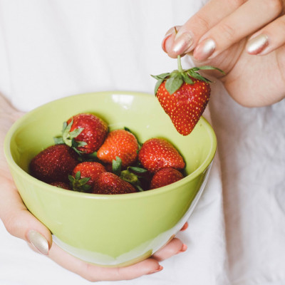 Το κόλπο με το βαζάκι για να διατηρήσεις φρέσκες τις φράουλες