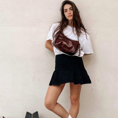 Φούστα με t-shirt και sneakers: Ο συνδυασμός της Αντιγόνης Νεοφύτου για να κάνεις skateboard