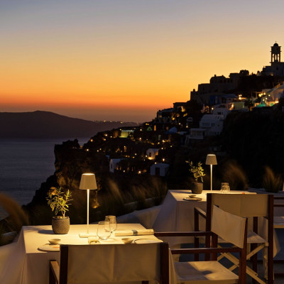 Breaking News: Ο Κουκούμαβλος επιστρέφει στην εστιατορική σκηνή της Σαντορίνης!