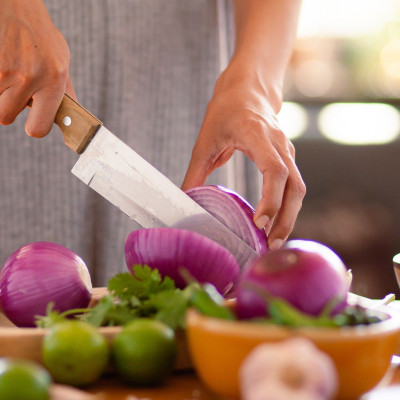 Το κόλπο του ΤikTok θα αλλάξει για πάντα τον τρόπο που κόβεις τα κρεμμύδια