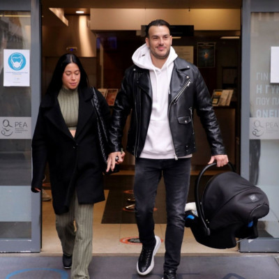 Αρσενίου: Εξιτήριο για τη σύζυγό του και το νεογέννητο