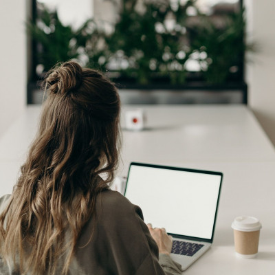 Όσο χάος κι αν επικρατεί στο κινητό & τον υπολογιστή με αυτά τα 6 tips θα κάνεις σωστό spring clean