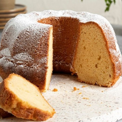 Άκης Πετρετζίκης: Κέικ βανίλιας με γιαούρτι