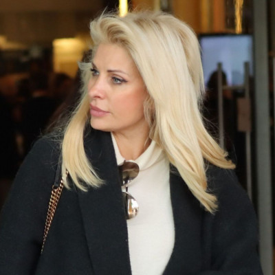 Ελένη Μενεγάκη: Είναι κεφάτη! Γυρίζει από ψώνια για το σπίτι!