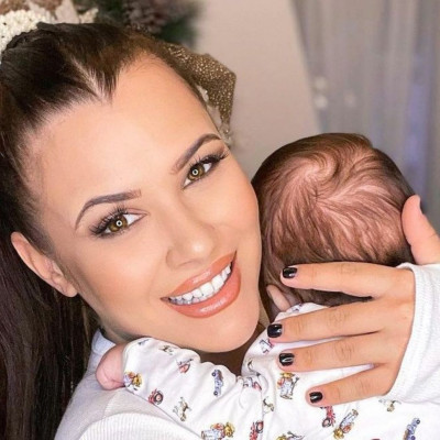 Λάουρα Νάργες: Ο γιος της έγινε 6 μηνών – Η τούρτα και οι ευχές