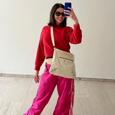 Το tricolore look της Μελίνας Νικολαΐδη και το νέο «Vandicted» φόρεμα που ανακυκλώνει