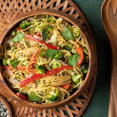 Άκης Πετρετζίκης: Σαλάτα με noodles και dressing σόγια-λάιμ