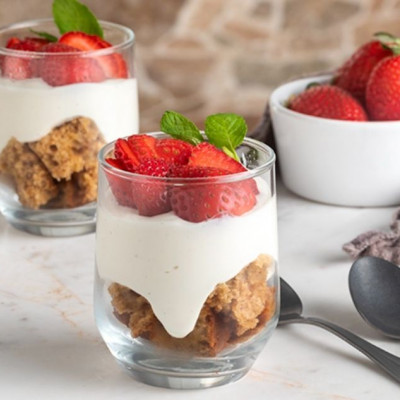Άκης Πετρετζίκης: Trifle με γιαούρτι και φράουλες