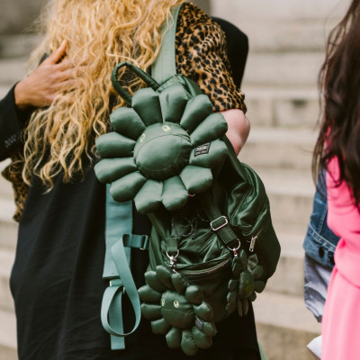 Οδηγός αγοράς: Τα backpacks που θα κρατήσουμε την άνοιξη έχουν χρώμα και περίεργα σχήματα