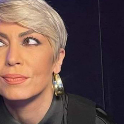 Όταν η «Γυναίκα με τα Μαύρα» είπε ένα αγαπημένο τραγούδι και τότε που πόζαρε με μακριά μαύρα μαλλιά