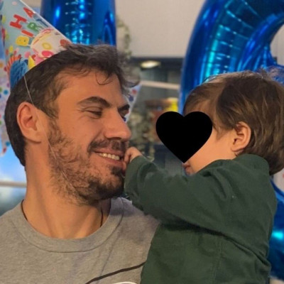 Ο Αχιλλέας Πετρετζίκης είναι φτυστός ο μπαμπάς του