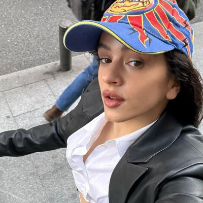 Η Rosalia είναι η απόλυτη star και έχουμε τα 4 στοιχεία που κάνουν το στυλ της να ξεχωρίζει