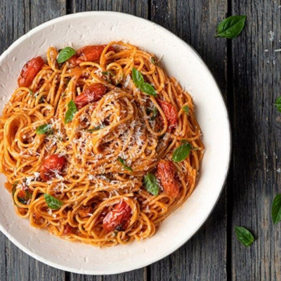 Άκης Πετρετζίκης: Σπαγγέτι ναπολιτάνα με ψητά ντοματίνια