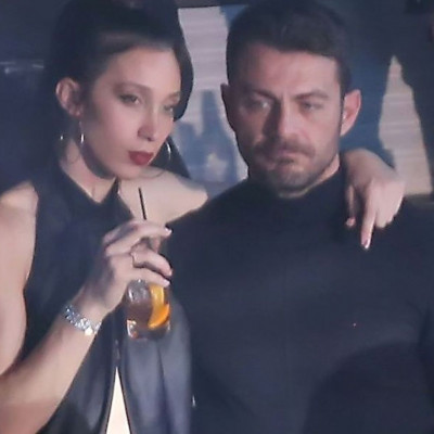 Αγγελόπουλος - Βαμβακούση: Αγκαλιά σε βραδινή τους έξοδο