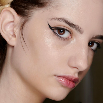 Φουρκέτα ή πιρούνι; 5 genius hacks για τέλεια γραμμή eyeliner