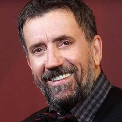 Σπύρος Παπαδόπουλος: Το cosy σπίτι του και η vintage βιβλιοθήκη