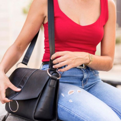 Γιατί μία τσάντα ώμου είναι απαραίτητη στη ντουλάπα σας