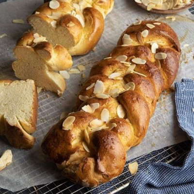 Άκης Πετρετζίκης: Τσουρέκι χωρίς γλουτένη