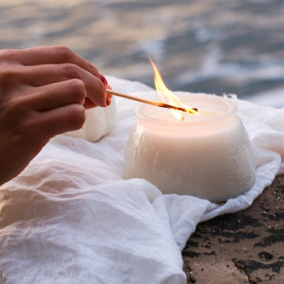 Αν πέσει κερί στα ρούχα, σου βρήκαμε τη λύση για να φύγει ο λεκές