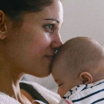 Μαίρη Συνατσάκη: Πρωινά παιχνίδια με την κόρη της