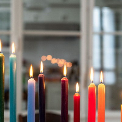 Έσταξε η λαμπάδα στα suede παπούτσια σου; Ο πιο εύκολος τρόπος να τα καθαρίσεις μόνη σου στο σπίτι