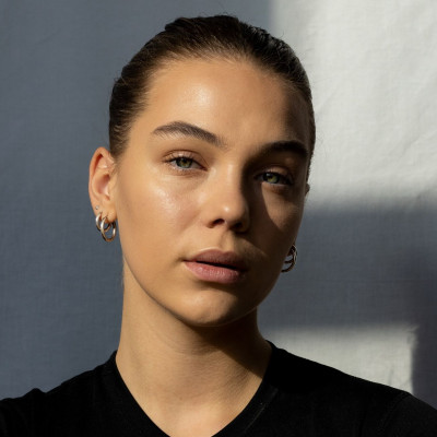 Η σωστή στάση ύπνου και ακόμα 4 tips για να μειώσεις το πρήξιμο στο πρόσωπο