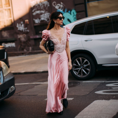 Το slip dress είναι το κατάλληλο φόρεμα και για την ημέρα του Πάσχα - Φόρεσέ το με sneakers