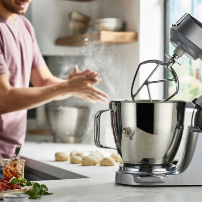 Η λαδένια Κιμώλου του σεφ Νικόλα Σακελλαρίου φέρνει μεσογειακό άρωμα στα παρεΐστικα τραπέζια