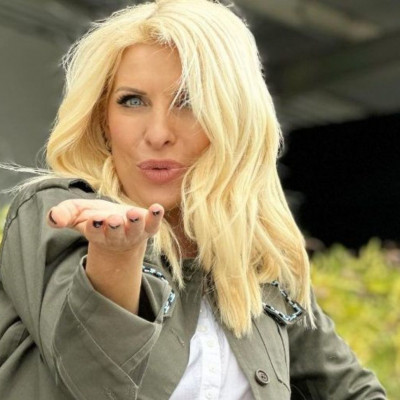 Μενεγάκη: Καρέ καρέ πώς βάφει τα Πασχαλινά της αυγά