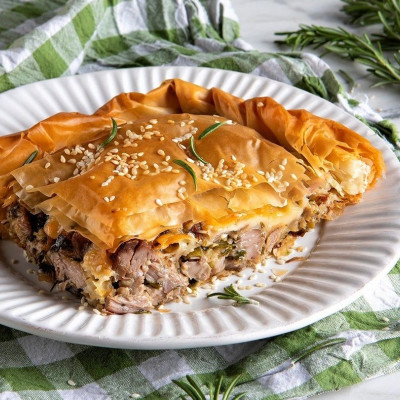 Άκης Πετρετζίκης: Πίτα με αρνί