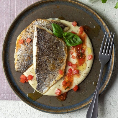 Άκης Πετρετζίκης: Τσιπούρα σοτέ με πουρέ φινόκιο και βινεγκρέτ ντομάτας