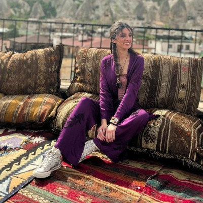 Η Ιφιγένεια Τζόλα ταξίδεψε στην Τουρκία και τα looks της θυμίζουν χίλιες και μία νύχτες