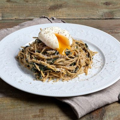 Άκης Πετρετζίκης: Healthy αυγά φλωρεντίν με σπαγγέτι (high protein)