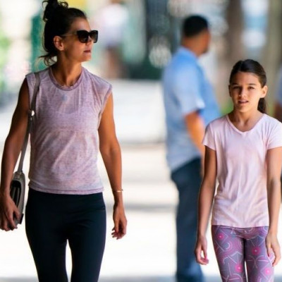 Η Suri Cruise είναι πανύψηλη! Ξεπέρασε και την Katie Holmes