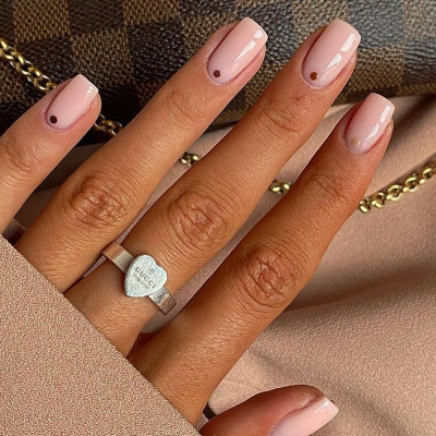 Dot nails: 10 μανικιούρ με την πιο κομψή και μινιμαλιστική τάση ever