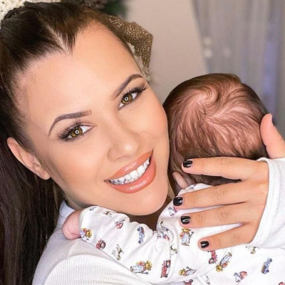 Λάουρα Νάργες: Στιγμιότυπο με την αγαπημένη πόζα του γιου της