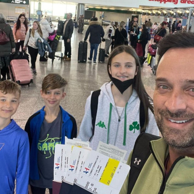 Γιώργος Λιανός: Στο αεροδρόμιο με τα τρία μεγαλύτερα παιδιά του