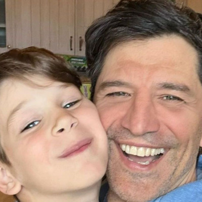 Σάκης Ρουβάς: Μαγειρεύει και τρελαίνει το TikTok με τη συνταγή του