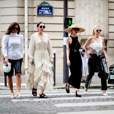 Μάιος με βροχή και έχουμε τα καλύτερα σύνολα για να ντυθείς με στυλ και πρακτικό πνεύμα