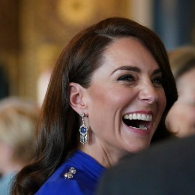 Κόκκινα νύχια, λουλούδια στα μαλλιά: Πώς το πρωτόκολλο σπάει στη στέψη του Καρόλου