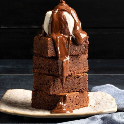 Άκης Πετρετζίκης: Brownies σοκολάτας γάλακτος