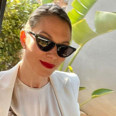 Tα παιδιά της Βίκυς Καγιά έγιναν παρανυφάκια - Ο κρητικός χορός & οι λεπτομέρειες στα ρούχα τους