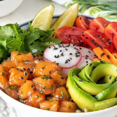 Άκης Πετρετζίκης: Poke bowl με ταρτάρ σολομού