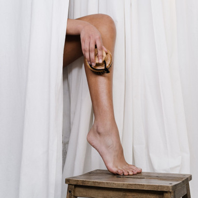 4 hacks για να έχεις λαμπερά πόδια από τώρα μέχρι το καλοκαίρι