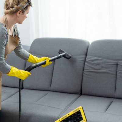 Πώς να καθαρίσετε τους λεκέδες από τον καναπέ