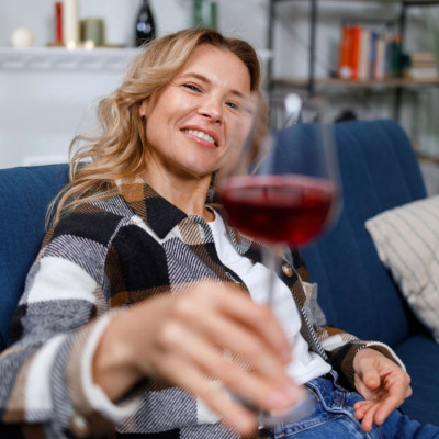 Είστε στην εμμηνόπαυση; Γιατί πρέπει να αποφεύγετε το αλκοόλ