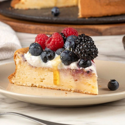 Άκης Πετρετζίκης: Κέικ με ελαιόλαδο και frosting γιαουρτιού