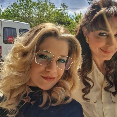 Η αλλαγή στο look και η Κατερίνα Παπουτσάκη αλά Joan Collins στον γάμο της χρονιάς