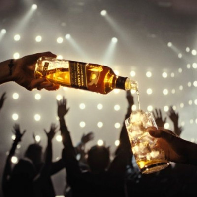 Τα Johnnie Walker Highballs συνοδεύουν τις νύχτες μας…  από το τώρα στο τώρα & από το μαζί στο μαζί!