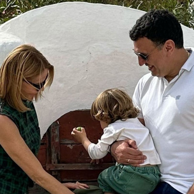 Ο Κικίλιας junior ποζάρει μπροστά από Εύζωνες ανήμερα της 28ης Οκτωβρίου και εύχεται «Χρόνια Πολλά»